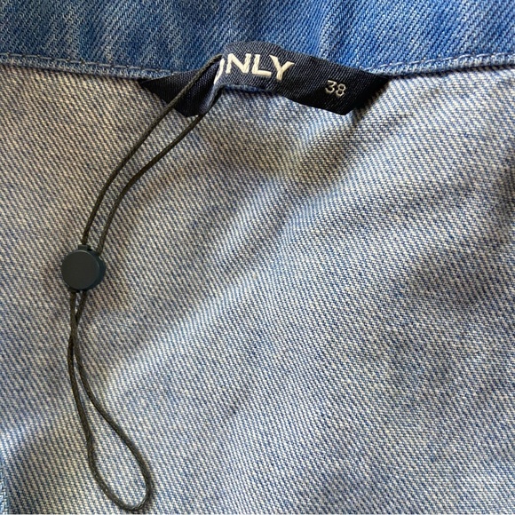 ONLY Distressed Denim Overall Shorts Women’s Size 6 or Medium - Picture 8 of 9